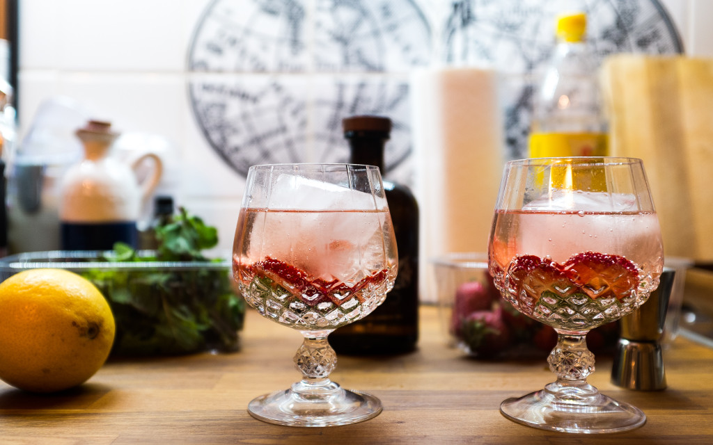 Gin Tonic with Strawberry and Mint